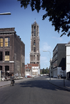 852125 Gezicht op de Domtoren te Utrecht, vanaf de Korte Nieuwstraat, met links een deel van de Regentesseschool ...